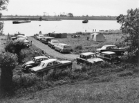 842676 Gezicht op het Recreatiegebied Tull en 't Waal (gemeente Houten) aan de rivier de Lek, bij het stuw- en ...